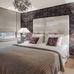 Интерьер спальни в английском стиле декорированный фактурными обоям с крупным узором цветов, животных и птиц